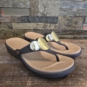 Crocs Sanrah Sandals Womens 7 Brown Hammered Medallion Circle Thong Flip Flop